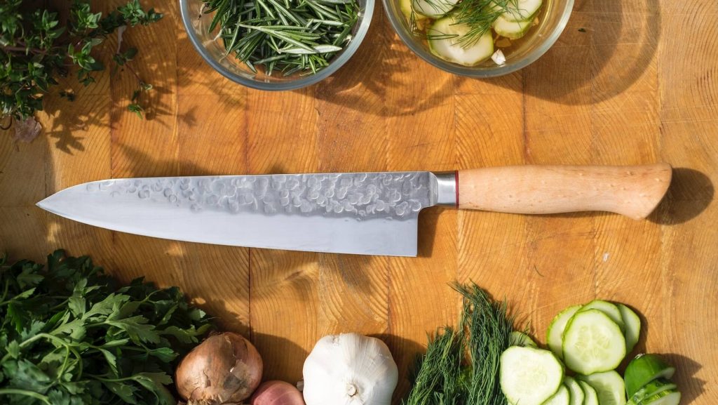 Un couteau de chef professionnel à la lame tranchante, prêt à découper et à hacher avec précision.