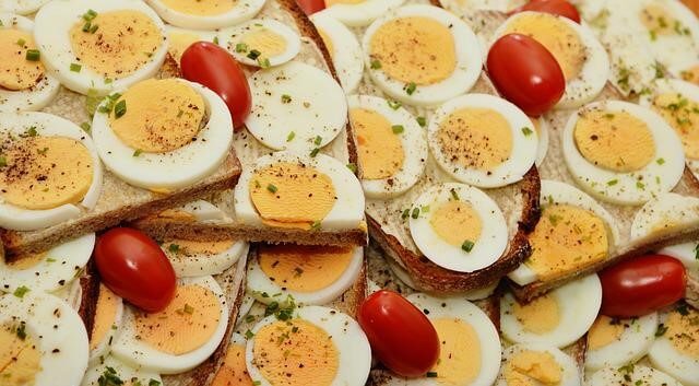 Image d'œufs durs coupés en tranches et posés sur un morceau de pain