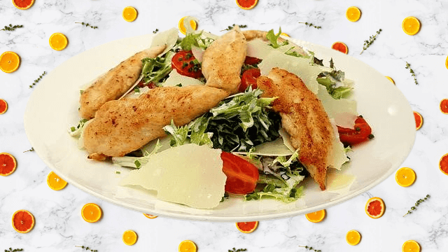 Image d'une salade césar avec du poulet